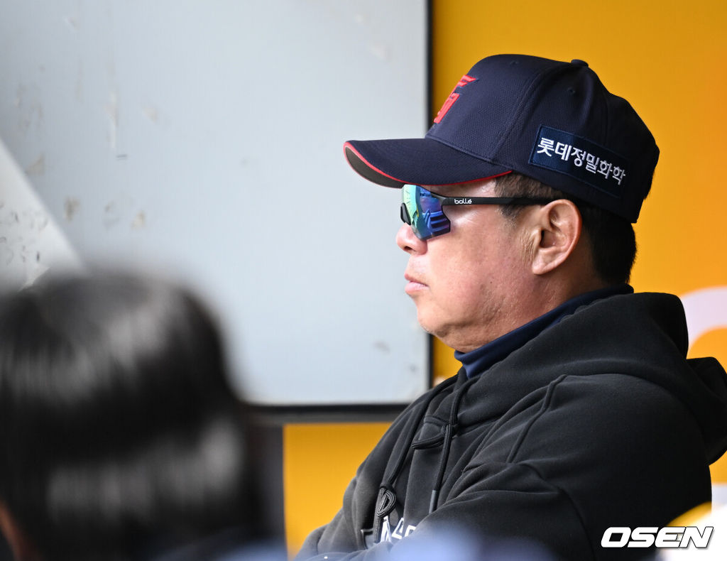 프로야구 SSG 랜더스가 화끈한 홈런쇼를 선보이며 시범경기 최종전을 마무리했다. SSG는 24일 인천 SSG랜더스필드에서 열린 ‘2026 신한은행 SOL Bank KBO리그’ 롯데 자이언츠와의 시범경기 최종전에서 6-3으로 승리했다. 롯데 김태형 감독이 경기를 바라보고 있다. 2026.03.24 / sunday@osen.co.kr