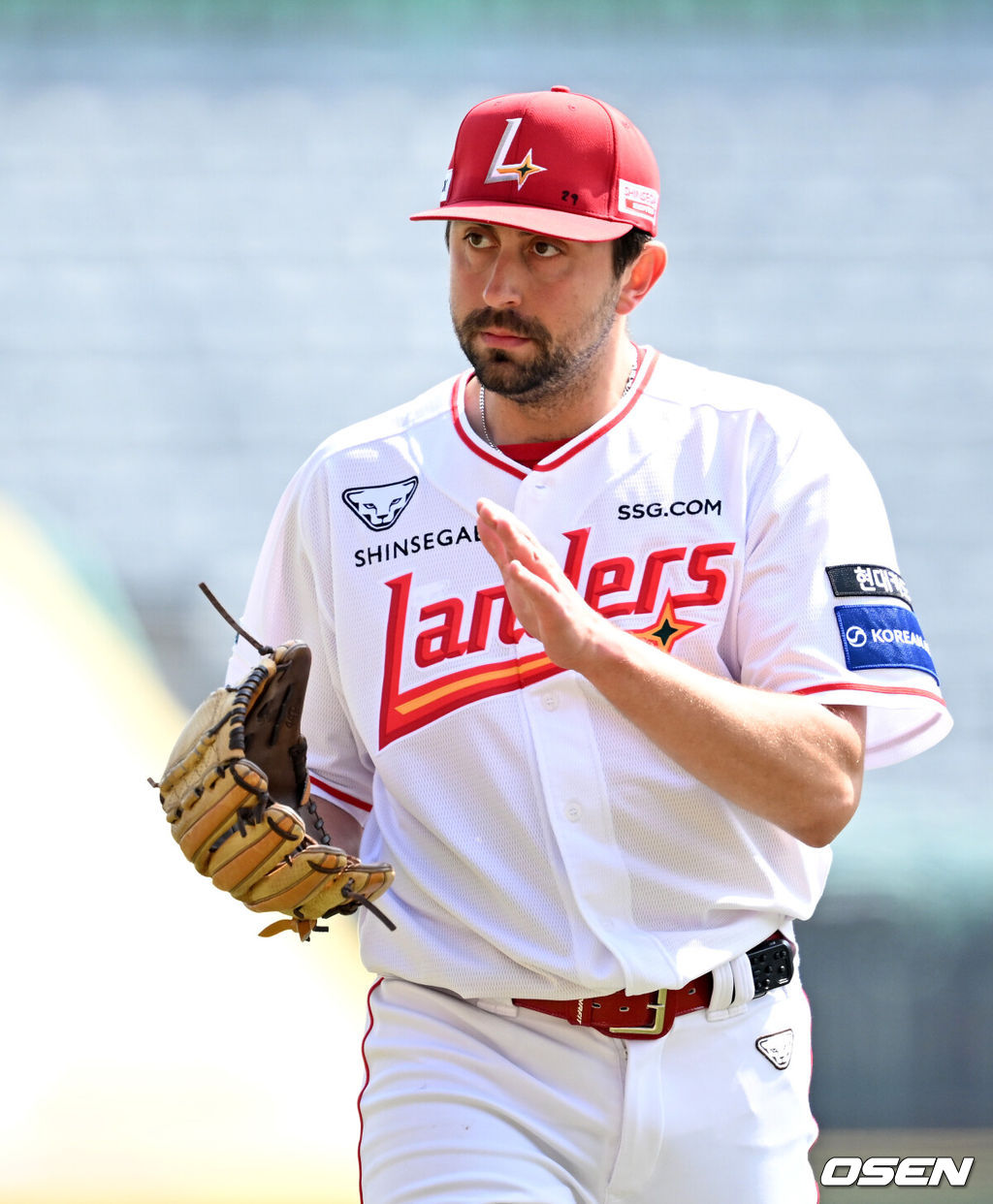 24일 인천 SSG랜더스필드에서 ‘2026 신한 SOL KBO리그’ 시범경기 SSG 랜더스와 롯데 자이언츠의 경기가 열렸다.시범경기는 오는 24일까지 각 팀당 12경기씩 총 60경기가 펼쳐진다.1회초 수비를 마친 SSG 베니지아노가 박수를 치며 더그아웃으로 가고 있다. 2026.03.24 / sunday@osen.co.kr