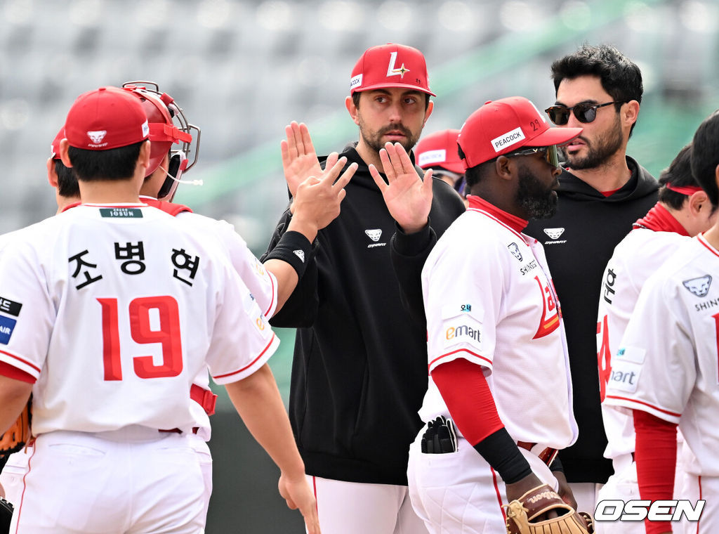 프로야구 SSG 랜더스가 화끈한 홈런쇼를 선보이며 시범경기 최종전을 마무리했다. SSG는 24일 인천 SSG랜더스필드에서 열린 ‘2026 신한은행 SOL Bank KBO리그’ 롯데 자이언츠와의 시범경기 최종전에서 6-3으로 승리했다. 경기 종료 후 SSG 베니지아노가 동료들과 승리의 기쁨을 나누고 있다. 2026.03.24 / sunday@osen.co.kr