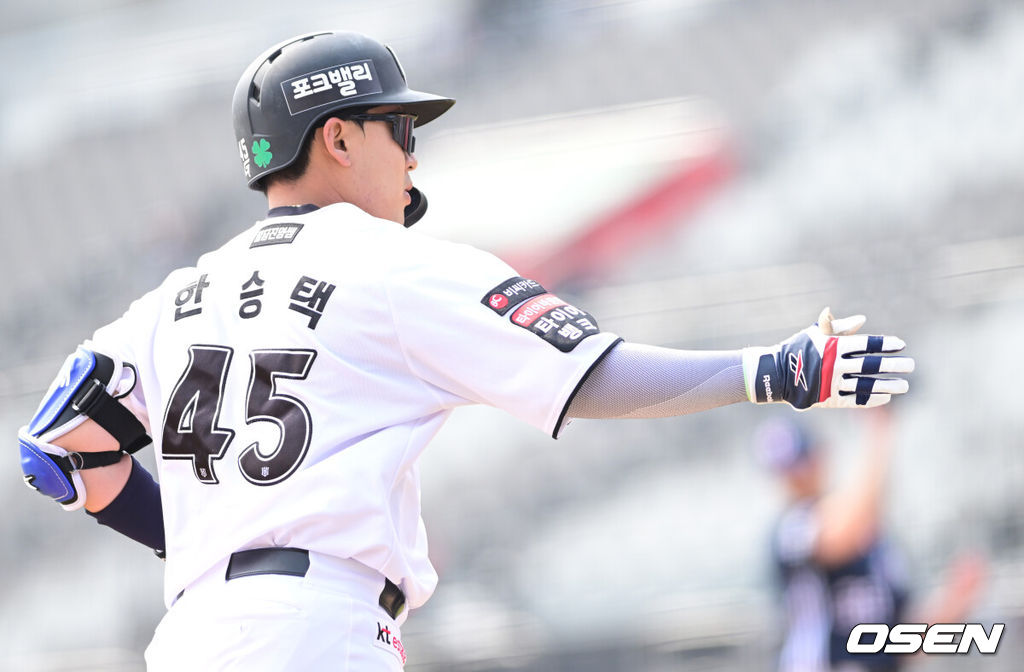 24일 경기도 수원 KT위즈파크에서 ‘2026 신한 SOL KBO리그’ KT 위즈와 두산 베어스의 시범경기가 열렸다.홈팀 KT는 케일럽 보쉴리, 방문팀 두산은 잭 로그를 선발로 내세웠다.2회말 2사 2루 상황 KT 한승택이 역전 좌월 투런포를 날리고 그라운드를 돌고 있다. 2026.03.24 / dreamer@osen.co.kr