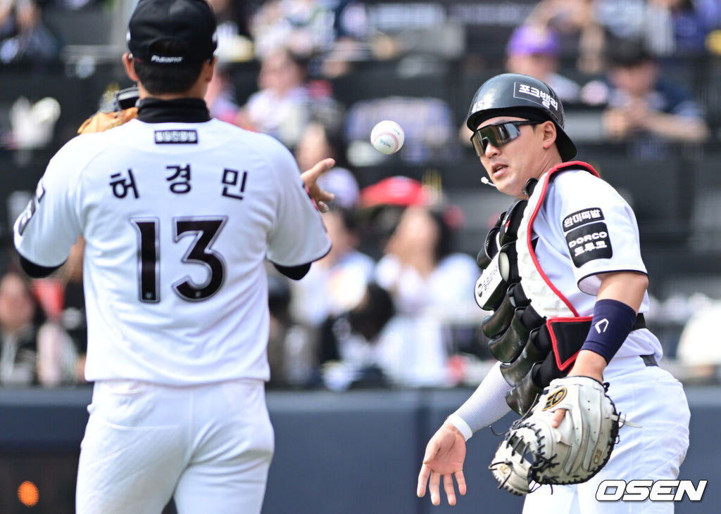 24일 경기도 수원 KT위즈파크에서 ‘2026 신한 SOL KBO리그’ KT 위즈와 두산 베어스의 시범경기가 열렸다.홈팀 KT는 케일럽 보쉴리, 방문팀 두산은 잭 로그를 선발로 내세웠다.4회초 2사 2루 상황 두산 양석환의 파울 뜬공을 잡아낸 KT 포수 한승택이 3루수 허경민에게 공을 넘기고 있다. 2026.03.24 / dreamer@osen.co.kr
