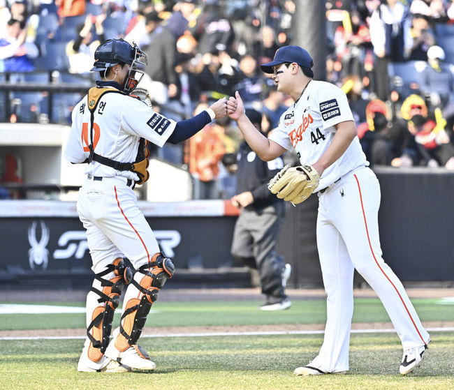 프로야구 한화 이글스가 KIA 마운드를 두드리고 시범경기 2연승을 달성했다.김경문 감독이 이끄는 한화는 20일 대전 한화생명 볼파크에서 열린 2026 신한 SOL KBO리그 KIA와의 시범경기에서 13-8로 승리했다. 전날 7-5 끝내기 승리를 거뒀던 한화는 이틀 연속 KIA를 잡고 시범경기 전적 4승4패를 만들었다.경기종료 후 한화 마무리 투수 김서현과 박상언 포수가 승리의 기쁨을 나누고 있다.   2026.03.20 / soul1014@osen.co.kr