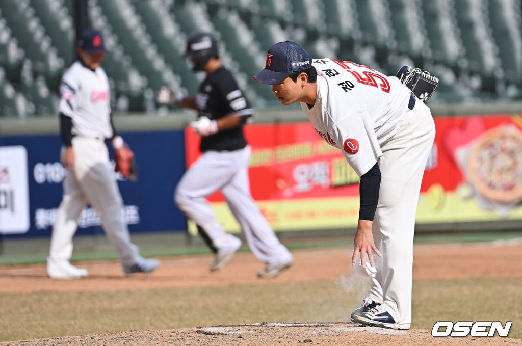 13일 부산 사직야구장에서 2026 신한 SOL KBO 리그 롯데 자이언츠와 KT 위즈의 시범경기가 열렸다. 홈팀 롯데는 쿄야마가 방문팀 KT는 보쉴리가 선발 출전했다.롯데 자이언츠 정현수가 7회초 무사 KT 위즈 김민석에게 좌중월 동점 솔로 홈런을 맞고 아쉬워하고 있다. 2026.03.13 / foto0307@osen.co.kr