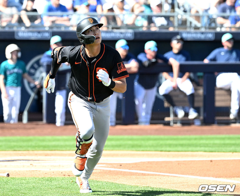 28일(한국시간) 미국 애리조나주 스코츠데일 스타디움에서 2025 메이저리그 시범경기 시애틀 매리너스와 샌프란시스코 자이언츠의 경기가 열렸다.8개월 가량 재활을 마친 샌프란시스코 자이언츠 이정후는 이제 메이저리그 데뷔 2년차 시즌을 준비한다. 1회초 1사 2루에서 샌프란시스코 자이언츠 이정후가 외야 플라이로 물러나고 있다. 2025.02고28 / sunday@osen.co.kr