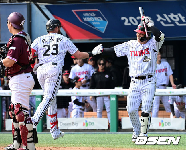 [OSEN=잠실, 지형준 기자] 24일 서울 잠실야구장에서 ‘2026 신한 SOL KBO리그’ LG 트윈스와 키움 히어로즈의 시범경기가 열렸다.KBO리그 시범경기는 이날 마지막으로 마치고 오는 28일 잠실(KT-LG), 대전(키움-한화), 문학(KIA-SSG), 대구(롯데-삼성), 창원(두산-NC) 구장에서 2연전으로 대장정의 막을 올린다.6회말 2사에서 LG 오스틴이 중월 솔로포를 날리고 박동원과 하이파이브를 하고 있다. 2026.03.24&nbsp;/ jpnews@osen.co.kr