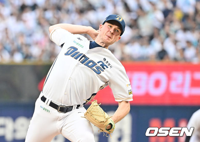 [OSEN=창원, 이석우 기자] 4일 창원NC파크에서 2025 신한 SOL 뱅크 KBO 리그 NC 다이노스와 SSG 랜더스의 경기가 열렸다. 홈팀 NC는 라일리가, 방문팀 SSG는 김광현이 선발 출전했다. NC 다이노스 선발투수 라일리가 역투하고 있다. 2025.10.04 / foto0307@osen.co.kr