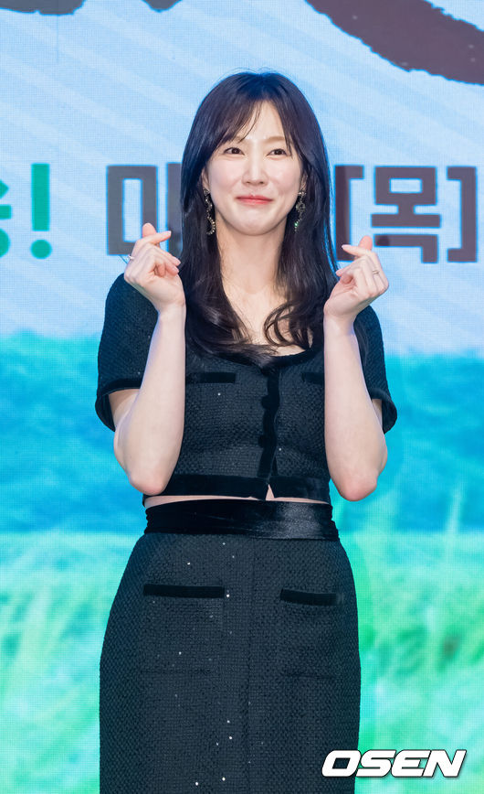 [OSEN=박준형 기자]. 25일 오후 서울 신도림 디큐브시티 6층 더세인트 그랜드 볼룸 홀에서 KBS 2TV 새 미니시리즈 '심우면 연리리' 제작발표회가 진행됐다.미니시리즈 ‘심우면 연리리’(연출&nbsp;최연수&nbsp;/ 극본&nbsp;송정림,&nbsp;왕혜지&nbsp;/ 제작 심스토리)는 청정 살벌(?) 구역 ‘연리리’로 뚝 떨어진 찐 도시 가족 성태훈가(家)가 서울로 컴백하기 위해 고군분투하는 좌충우돌 가족 리부팅 힐링 드라마다.배우 이수경이 포즈를 취하고 있다. 2025.03.25 / soul1014@osen.co.kr