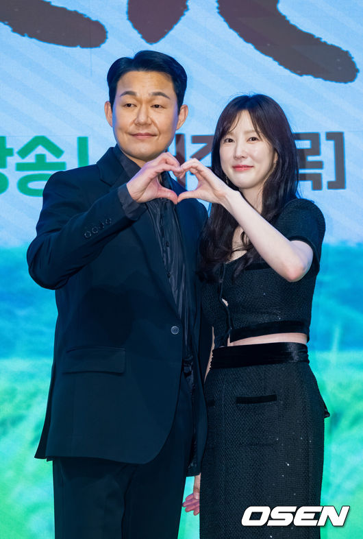 [OSEN=박준형 기자] 25일 오후 서울 신도림 디큐브시티 6층 더세인트 그랜드 볼룸 홀에서 KBS 2TV 새 미니시리즈 '심우면 연리리' 제작발표회가 진행됐다.미니시리즈 ‘심우면 연리리’(연출&nbsp;최연수&nbsp;/ 극본&nbsp;송정림,&nbsp;왕혜지&nbsp;/ 제작 심스토리)는 청정 살벌(?) 구역 ‘연리리’로 뚝 떨어진 찐 도시 가족 성태훈가(家)가 서울로 컴백하기 위해 고군분투하는 좌충우돌 가족 리부팅 힐링 드라마다.배우 박성웅과 이수경이 취하고 있다. 2025.03.25 / soul1014@osen.co.kr