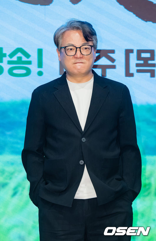 [OSEN=박준형 기자] 25일 오후 서울 신도림 디큐브시티 6층 더세인트 그랜드 볼룸 홀에서 KBS 2TV 새 미니시리즈 '심우면 연리리' 제작발표회가 진행됐다.미니시리즈 ‘심우면 연리리’(연출&nbsp;최연수&nbsp;/ 극본&nbsp;송정림,&nbsp;왕혜지&nbsp;/ 제작 심스토리)는 청정 살벌(?) 구역 ‘연리리’로 뚝 떨어진 찐 도시 가족 성태훈가(家)가 서울로 컴백하기 위해 고군분투하는 좌충우돌 가족 리부팅 힐링 드라마다.배우 이서환이 포즈를 취하고 있다. 2025.03.25 / soul1014@osen.co.kr