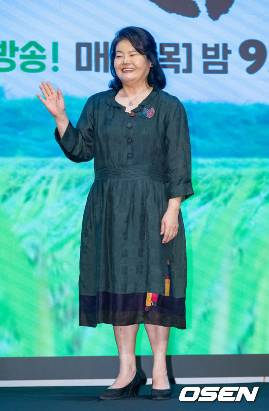 [OSEN=박준형 기자] 25일 오후 서울 신도림 디큐브시티 6층 더세인트 그랜드 볼룸 홀에서 KBS 2TV 새 미니시리즈 '심우면 연리리' 제작발표회가 진행됐다.미니시리즈 ‘심우면 연리리’(연출&nbsp;최연수&nbsp;/ 극본&nbsp;송정림,&nbsp;왕혜지&nbsp;/ 제작 심스토리)는 청정 살벌(?) 구역 ‘연리리’로 뚝 떨어진 찐 도시 가족 성태훈가(家)가 서울로 컴백하기 위해 고군분투하는 좌충우돌 가족 리부팅 힐링 드라마다.배우 남권아가 포즈를 취하고 있다. 2025.03.25 / soul1014@osen.co.kr