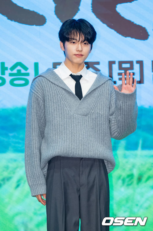 [OSEN=박준형 기자] 25일 오후 서울 신도림 디큐브시티 6층 더세인트 그랜드 볼룸 홀에서 KBS 2TV 새 미니시리즈 '심우면 연리리' 제작발표회가 진행됐다.미니시리즈 ‘심우면 연리리’(연출&nbsp;최연수&nbsp;/ 극본&nbsp;송정림,&nbsp;왕혜지&nbsp;/ 제작 심스토리)는 청정 살벌(?) 구역 ‘연리리’로 뚝 떨어진 찐 도시 가족 성태훈가(家)가 서울로 컴백하기 위해 고군분투하는 좌충우돌 가족 리부팅 힐링 드라마다.배우 이진우가 포즈를 취하고 있다. 2025.03.25 / soul1014@osen.co.kr