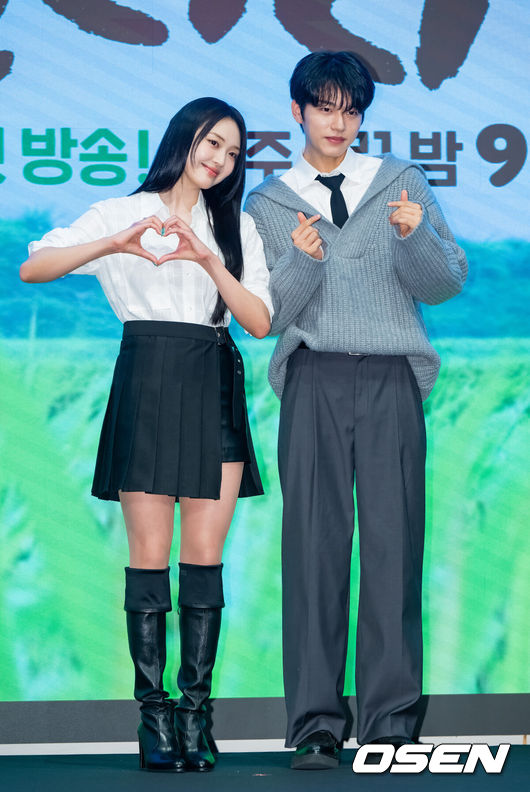 [OSEN=박준형 기자] 25일 오후 서울 신도림 디큐브시티 6층 더세인트 그랜드 볼룸 홀에서 KBS 2TV 새 미니시리즈 '심우면 연리리' 제작발표회가 진행됐다.미니시리즈 ‘심우면 연리리’(연출&nbsp;최연수&nbsp;/ 극본&nbsp;송정림,&nbsp;왕혜지&nbsp;/ 제작 심스토리)는 청정 살벌(?) 구역 ‘연리리’로 뚝 떨어진 찐 도시 가족 성태훈가(家)가 서울로 컴백하기 위해 고군분투하는 좌충우돌 가족 리부팅 힐링 드라마다.배우 최규리와 이진우가 포즈를 취하고 있다. 2025.03.25 / soul1014@osen.co.kr