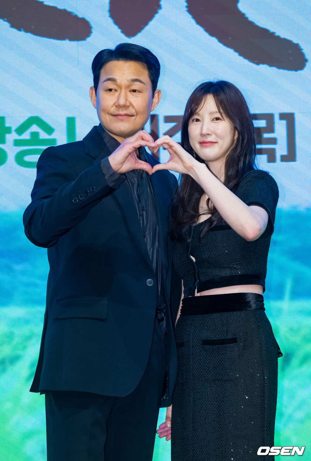 25일 오후 서울 신도림 디큐브시티 6층 더세인트 그랜드 볼룸 홀에서 KBS 2TV 새 미니시리즈 '심우면 연리리' 제작발표회가 진행됐다.미니시리즈 ‘심우면 연리리’(연출 최연수 / 극본 송정림, 왕혜지 / 제작 심스토리)는 청정 살벌(?) 구역 ‘연리리’로 뚝 떨어진 찐 도시 가족 성태훈가(家)가 서울로 컴백하기 위해 고군분투하는 좌충우돌 가족 리부팅 힐링 드라마다.배우 박성웅과 이수경이 취하고 있다. 2025.03.25 / soul1014@osen.co.kr