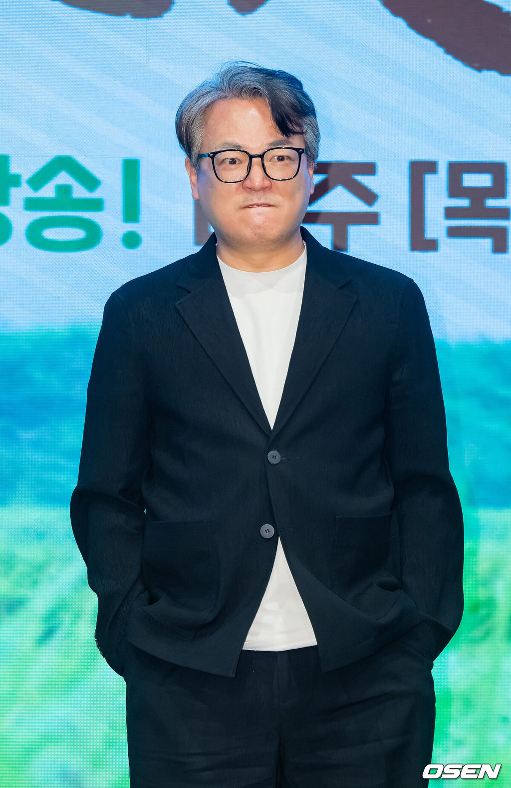 25일 오후 서울 신도림 디큐브시티 6층 더세인트 그랜드 볼룸 홀에서 KBS 2TV 새 미니시리즈 '심우면 연리리' 제작발표회가 진행됐다.미니시리즈 ‘심우면 연리리’(연출 최연수 / 극본 송정림, 왕혜지 / 제작 심스토리)는 청정 살벌(?) 구역 ‘연리리’로 뚝 떨어진 찐 도시 가족 성태훈가(家)가 서울로 컴백하기 위해 고군분투하는 좌충우돌 가족 리부팅 힐링 드라마다.배우 이서환이 포즈를 취하고 있다. 2025.03.25 / soul1014@osen.co.kr