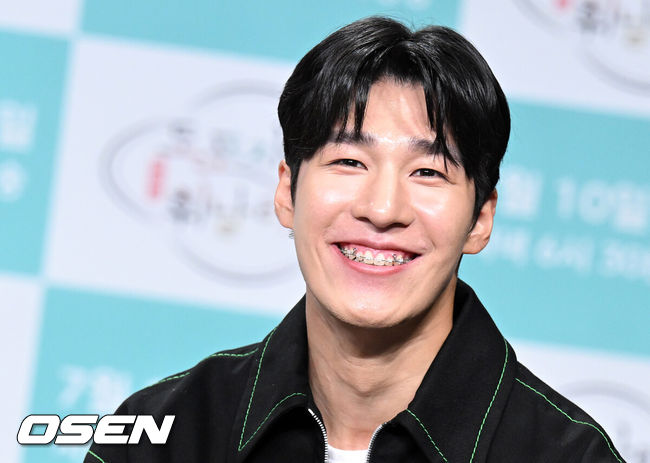 [OSEN=조은정 기자]&nbsp;7일 오후 서울 마포구 상암 MBC 골든마우스홀에서 MBC 새 예능 ‘도포자락 휘날리며’ 제작발표회가 열렸다.김종국, 지현우, 주우재, 노상현, 황대헌이 ‘출연하는 도포자락 휘날리며'는 오는 7월 10일 일요일 저녁 6시 30분 첫 방송된다.쇼트트랙 국가대표 황대헌이 질의응답 시간을 갖고 있다. 2022.07.07 /cej@osen.co.kr