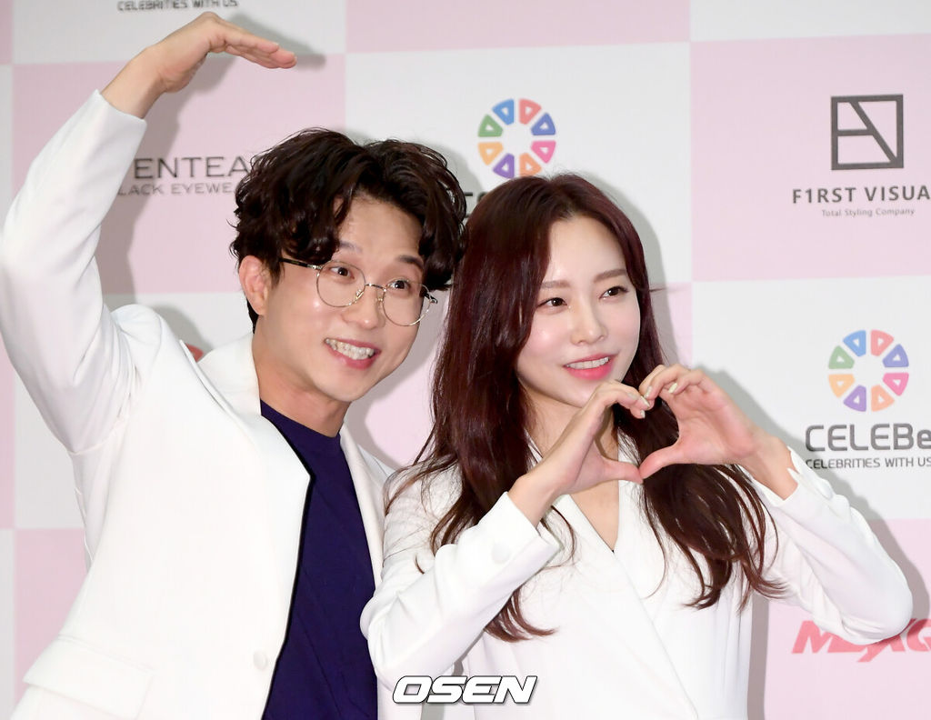 2일 오후 서울 강남구 라마다 서울호텔에서 셀러비 봉사단 ‘셀러버’ 창단식 포토월 행사가 열렸다. 방송인 박성광, 이솔이 부부가 포토타임을 갖고 있다. 2021.07.02 /ksl0919@osen.co.kr