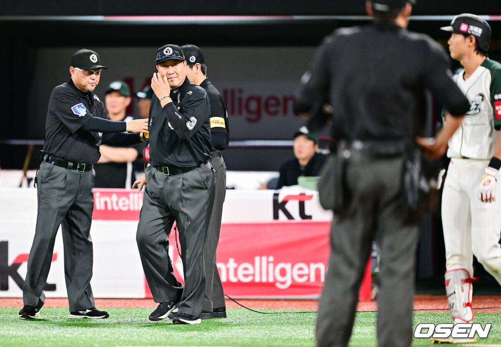 KT 장진혁의 체크스윙때 최수원 3루심과 이영재 2루심이 체크스윙 비디오판독 결과를 기다리고 있다. 2025.08.29 / soul1014@osen.co.kr