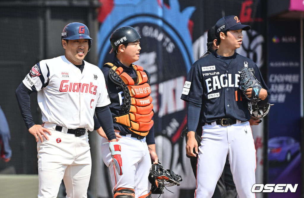 21일 부산 사직야구장에서 2026 신한 SOL KBO 리그 롯데 자이언츠와 한화 이글스의 시범경기가 열렸다. 홈팀 롯데는 로드리게스가, 방문팀 한화는 엄상백이 선발 출전했다.롯데 자이언츠 전준우가 1회말 2사 2,3루 한태양의 우익수 앞 1타점 안타때 홈에서 태그 아웃되고 비디오 판돌을 기다리고 있다. 2026.03.21 / foto0307@osen.co.kr