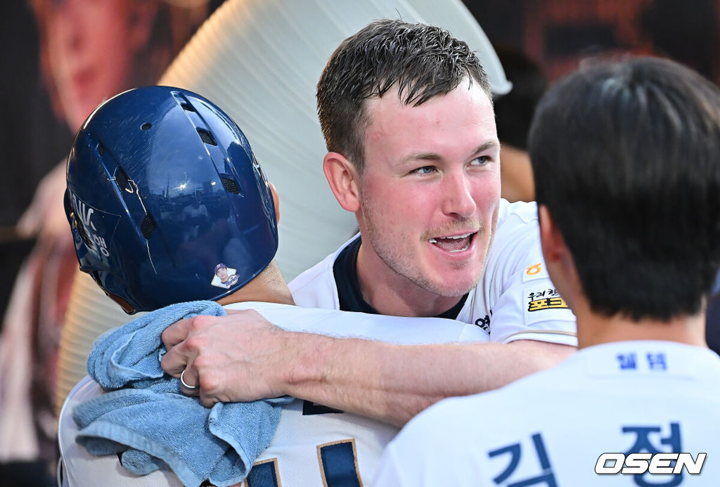 4일 창원NC파크에서 2025 신한 SOL 뱅크 KBO 리그 NC 다이노스와 SSG 랜더스의 경기가 열렸다. 홈팀 NC는 라일리가, 방문팀 SSG는 김광현이 선발 출전했다. NC 다이노스 김휘집이 2회말 무사 1,3루 좌월 3점 홈런을 치고 라일리와 기쁨을 나누고 있다. 2025.10.04 / foto0307@osen.co.kr