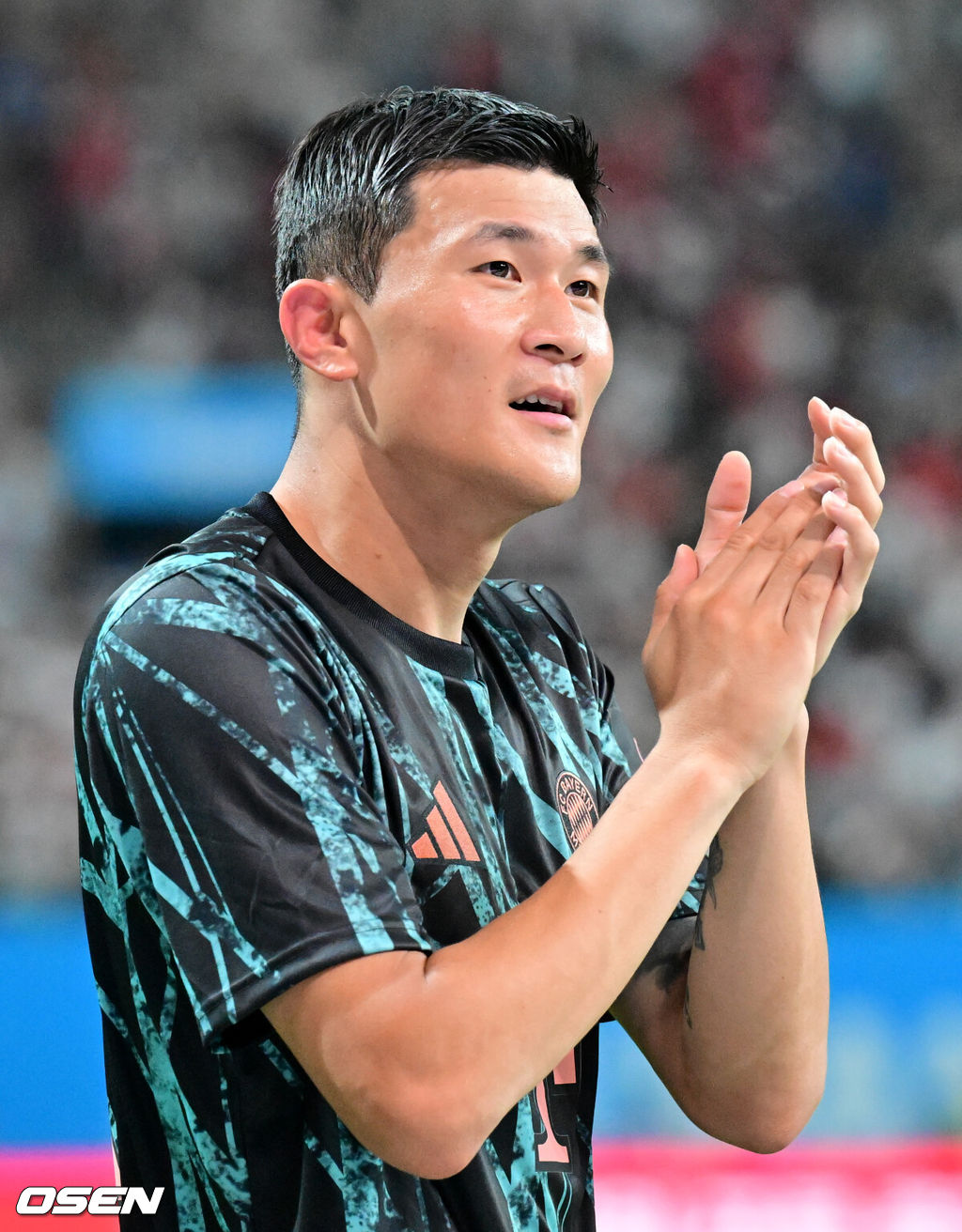 김민재(28, 바이에른 뮌헨)가 손흥민(32, 토트넘)에게 향하는 공을 깔끔하게 막아내는 장면은 쿠팡플레이 시리즈 2경기 하이라이트였다.뮌헨은 3일 오후 8시 서울월드컵경기장에서 열린 토트넘과 2024 쿠팡플레이 시리즈 2경기에서 2-1로 이겼다.1900년 창단 이후 첫 방한으로 치른 경기에서 뮌헨은 승전고를 울렸다. 김민재가 손흥민을 상대로 판정승을 거뒀다. 경기 종료 후 뮌헨 김민재가 팬들에게 인사를 하고 있다. 2024.08.03 /cej@osen.co.kr