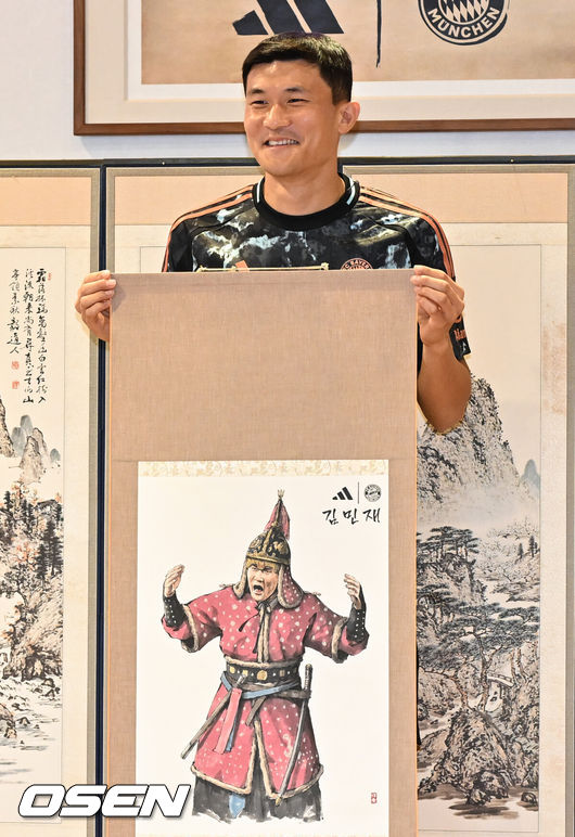 [OSEN=조은정 기자] FC 바이에른 뮌헨 방한 기념 팬미팅이 4일 오후 서울 강남구 아디다스 강남브랜드센터에서 열렸다.한편 뮌헨은 어제(3일) 오후 8시 서울월드컵경기장에서 열린 토트넘과 2024 쿠팡플레이 시리즈 2경기에서 2-1로 이겼다.이날 행사에 참석한 뮌헨 김민재가 커리어 상징을 담은 초상화를 들고 포즈를 취하고 있다. 2024.08.03 /cej@osen.co.kr