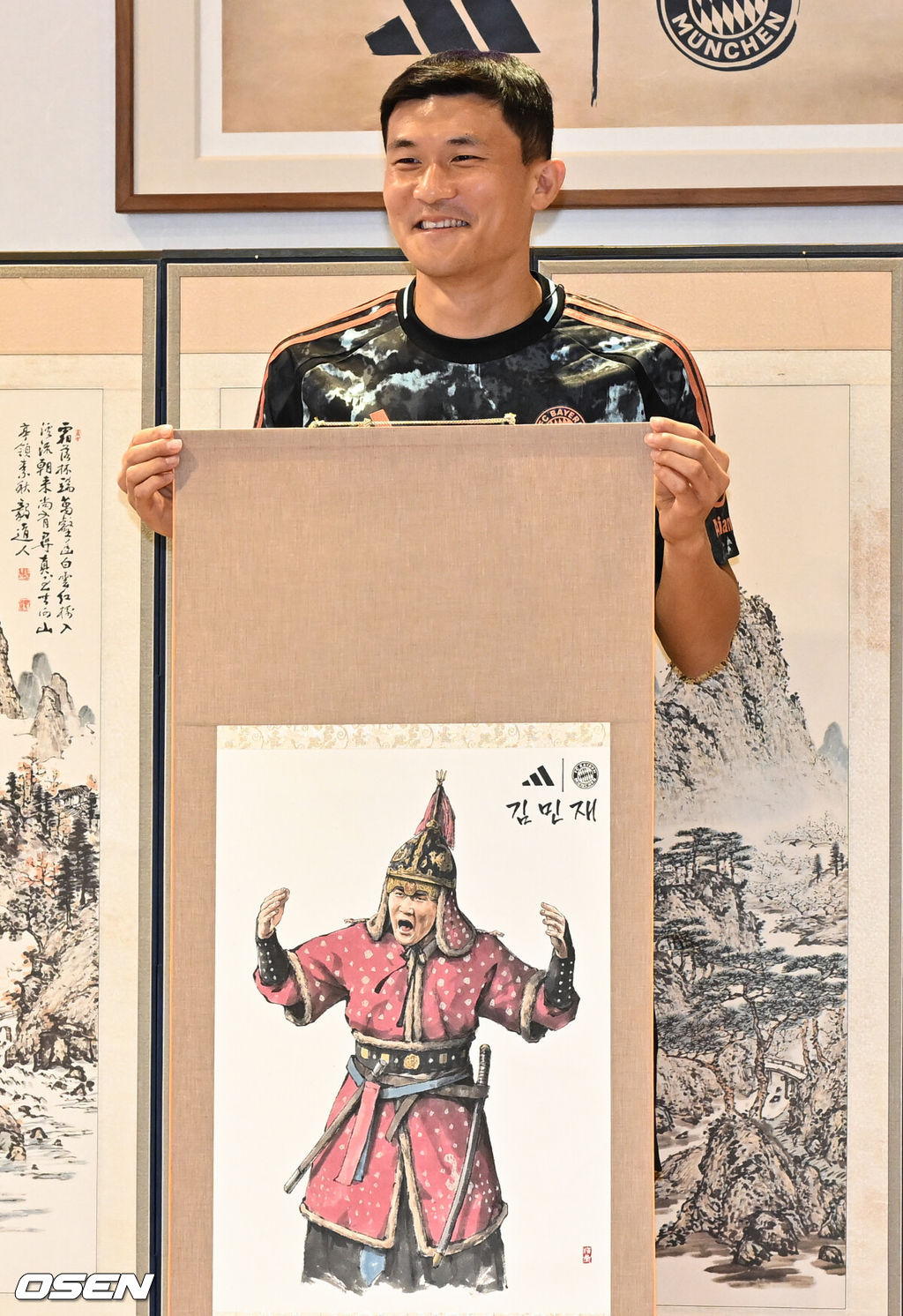 FC 바이에른 뮌헨 방한 기념 팬미팅이 4일 오후 서울 강남구 아디다스 강남브랜드센터에서 열렸다.한편 뮌헨은 어제(3일) 오후 8시 서울월드컵경기장에서 열린 토트넘과 2024 쿠팡플레이 시리즈 2경기에서 2-1로 이겼다.이날 행사에 참석한 뮌헨 김민재가 커리어 상징을 담은 초상화를 들고 포즈를 취하고 있다. 2024.08.03 /cej@osen.co.kr