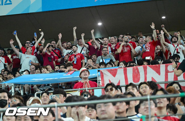 [OSEN=서울월드컵경기장, 김성락 기자] 서울에서 펼쳐진 국가대표 맞대결의 승자는 김민재(28, 바이에른 뮌헨)이었다. 바이에른 뮌헨이 '캡틴' 손흥민(32, 토트넘 홋스퍼)을 잘 막아내면서 6만 관중 앞에서 승리를 신고했다.바이에른 뮌헨은&nbsp;3일 오후 8시 서울월드컵경기장에서 열린 2024 쿠팡플레이 시리즈 2경기에서&nbsp;토트넘 홋스퍼를 상대로 2-1 승리를 거뒀다.경기장을 찾은 뮌헨 팬들이 열띤 응원을 펼치고 있다. 2024.08.03 / ksl0919@osen.co.kr