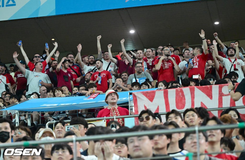 서울에서 펼쳐진 국가대표 맞대결의 승자는 김민재(28, 바이에른 뮌헨)이었다. 바이에른 뮌헨이 '캡틴' 손흥민(32, 토트넘 홋스퍼)을 잘 막아내면서 6만 관중 앞에서 승리를 신고했다.바이에른 뮌헨은 3일 오후 8시 서울월드컵경기장에서 열린 2024 쿠팡플레이 시리즈 2경기에서 토트넘 홋스퍼를 상대로 2-1 승리를 거뒀다.경기장을 찾은 뮌헨 팬들이 열띤 응원을 펼치고 있다. 2024.08.03 / ksl0919@osen.co.kr