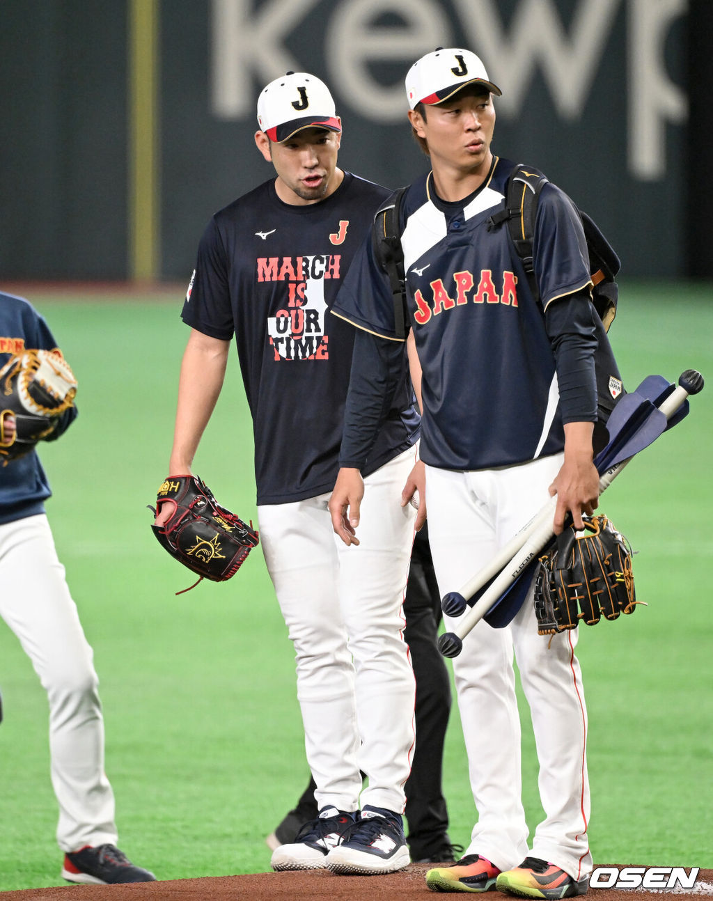 6일 일본 도쿄돔에서 월드베이스볼클래식(WBC) 조별리그 C조 일본과 대만의 경기가 열렸다. 경기에 앞서 일본 기쿠치 유세이가 마운드를 점검하고 있다. 2026.03.06 /spjj@osen.co.kr