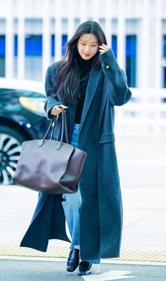 [OSEN=인천공항, 박준형 기자] 배우 문가영이 9일 인천국제공항을 통해 골든디스크 시상식 참석 차 타이베이로 출국했다.<br /><br />‘제40회 골든디스크어워즈’는 오는 10일 타이베이 돔에서 개최된다.<br /><br />배우 문가영이 출국장으로 이동하고 있다.    2026.01.09 / soul1014@osen.co.kr<br />