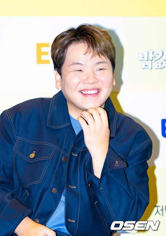 [OSEN=박준형 기자] 23일 오전 서울 여의도 TWO IFC에서 ENA, EBS 공동제작 '추성훈의 밥값은 해야지' 제작발표회가 진행됐다.<br /><br />오는 26일 오후 7시 50분에 첫 방송될 EBS, ENA 공동제작 '추성훈의 밥값은 해야지'는 '아조씨' 추성훈이 세계 극한 직업에 도전하고 땀 흘려 번 밥값만큼 즐기는 현지 밀착 리얼 생존 여행기로 이날 행사에는 추성훈, 곽준빈, 이은지, 송준섭 PD, 안제민 PD가 참석했다. <br /><br />곽준빈이 미소 짓고 있다 2025.07.23 / soul1014@osen.co.kr