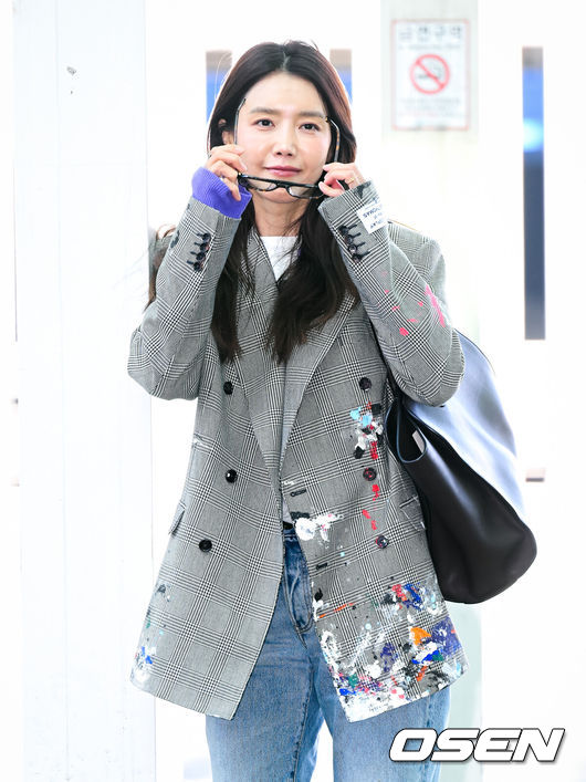 [OSEN=인천공항, 조은정 기자]배우 채정안이 8일 오전 인천국제공항을 통해 뷰티 브랜드 행사 일정차 일본으로 출국했다.<br /><br />한편 채정안은 유튜브 채널 ‘채정안 TV’를 통해 팬들과 소통을 하고 있다.<br /><br />배우 채정안이 출국장으로 향하고 있다. 2026.03.08 /cej@osen.co.kr