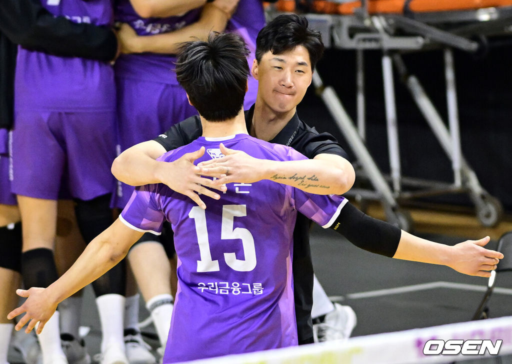 25일 의정부 경민대학교체육관에서 V리그 남자부 준PO KB손해보험과 우리카드의 경기가 열렸다.이날 경기 승리팀은 2위 현대캐피탈과 3전 2선승제의 플레이오프를 치른다.1세트 우리카드 박철우 감독대행이 득점에 이시몬과 기뻐하고 있다.  2026.03.25 /cej@osen.co.kr