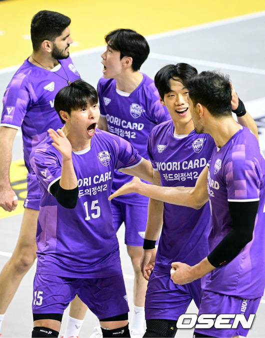 [OSEN=의정부, 조은정 기자]25일 의정부 경민대학교체육관에서 V리그 남자부 준PO&nbsp;KB손해보험과&nbsp;우리카드의 경기가 열렸다.이날 경기 승리팀은 2위 현대캐피탈과 3전 2선승제의 플레이오프를 치른다.1세트 우리카드가 득점에 기뻐하고 있다. 2026.03.25 /cej@osen.co.kr