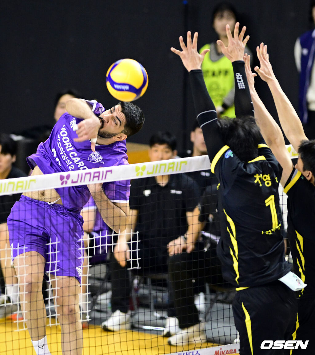 25일 의정부 경민대학교체육관에서 V리그 남자부 준PO KB손해보험과 우리카드의 경기가 열렸다.이날 경기 승리팀은 2위 현대캐피탈과 3전 2선승제의 플레이오프를 치른다.1세트 우리카드 알리가 강타를 하고 있다. 2026.03.25 /cej@osen.co.kr