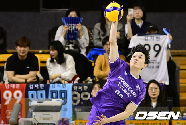 [OSEN=의정부, 조은정 기자]25일 의정부 경민대학교체육관에서 V리그 남자부 준PO&nbsp;KB손해보험과&nbsp;우리카드의 경기가 열렸다.이날 경기 승리팀은 2위 현대캐피탈과 3전 2선승제의 플레이오프를 치른다.1세트 우리카드 김지한이 서브를 넣고 있다. 2026.03.25 /cej@osen.co.kr