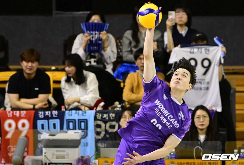 25일 의정부 경민대학교체육관에서 V리그 남자부 준PO KB손해보험과 우리카드의 경기가 열렸다.이날 경기 승리팀은 2위 현대캐피탈과 3전 2선승제의 플레이오프를 치른다.1세트 우리카드 김지한이 서브를 넣고 있다. 2026.03.25 /cej@osen.co.kr