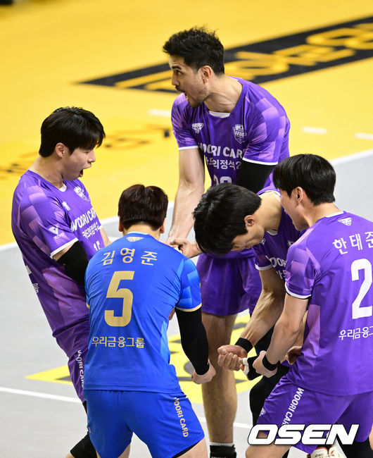 [OSEN=의정부, 조은정 기자]25일 의정부 경민대학교체육관에서 V리그 남자부 준PO&nbsp;KB손해보험과&nbsp;우리카드의 경기가 열렸다.이날 경기 승리팀은 2위 현대캐피탈과 3전 2선승제의 플레이오프를 치른다.1세트 우리카드가 득점에 기뻐하고 있다. 2026.03.25 /cej@osen.co.kr