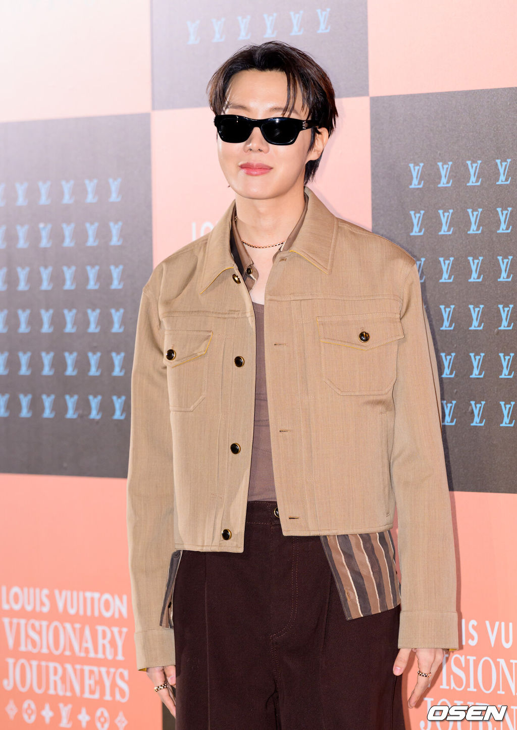 3일 오후 서울 중구 신세계 백화점 본점에서 루이비통의 포토콜 행사가 열렸다.이날 블랙핑크 리사, BTS 제이홉, 스트레이키즈 필릭스, 배우 공유, 배우 전지현, 배우 정호연, 배우 신민아, 배우 원지안이 참석해 자리를 빛냈다.그룹 방탄소년단 제이홉이 포토타임을 가지고 있다. 2025.12.03 /sunday@osen.co.kr