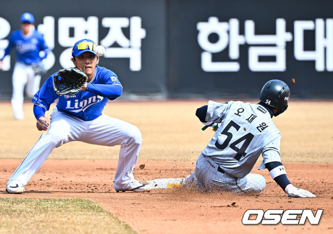 [OSEN=대전, 민경훈 기자] 12일 대전 한화생명볼파크에서 2026 신한 SOL KBO리그 시범경기 한화 이글스와 삼성 라이온즈의 경기가 열렸다.시범경기는&nbsp;오늘(12일)부터&nbsp;오는 24일까지 진행되며, 각 팀이 12경기씩 치러 총 60경기가 펼쳐진다.1회말 무사 주자 1루 한화 페라자의 1루수 앞 땅볼때 오재원이 2루에 세이프 되고 있다.  2026.03.12 /rumi@osen.co.kr