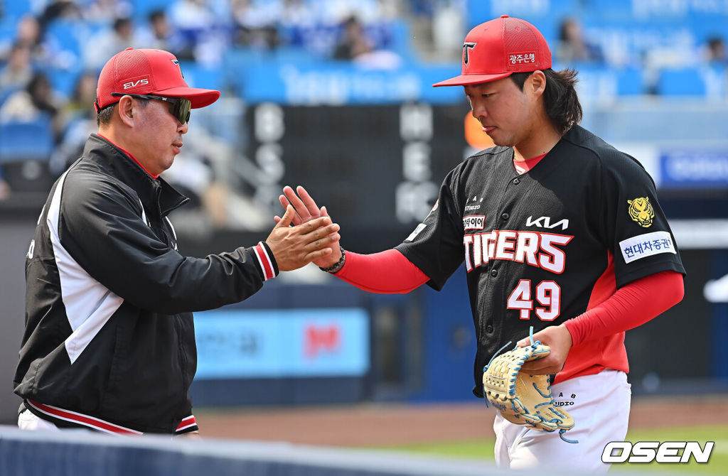 24일 대구삼성라이온즈파크에서 2026 신한 SOL KBO 리그 시범경기 삼성 라이온즈와 KIA 타이거즈의 경기가 열렸다. 홈팀 삼성은 오러클린이, 방문팀 KIA는 아담 올러가 선발 출전했다. KIA 타이거즈 김범수가 투구를 마치고 하이파이브를 하고 있다. 2026.03.24 / foto0307@osen.co.kr