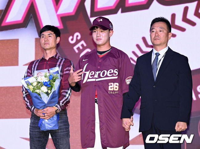 [OSEN=이대선 기자] 17일 오후 7일 오후 서울 롯데호텔 월드에서 ‘2026 KBO 신인 드래프트’가 열렸다. 이번 드래프트는 전면 드래프트 방식으로 총 11라운드에 걸쳐 진행된다. 대상자는 총 1261명으로, 고등학교 졸업 예정자 930명, 대학교 졸업 예정자 216명, 얼리 드래프트 신청자 51명, 해외 아마추어·프로 출신 선수 19명이다. 이 중 최대 110명이 KBO 10개 구단의 지명을 받게 된다. 키움에 지명된 전주고 박한결이 기념촬영을 하고 있다. 2025.09.17 /sunday@osen.co.kr