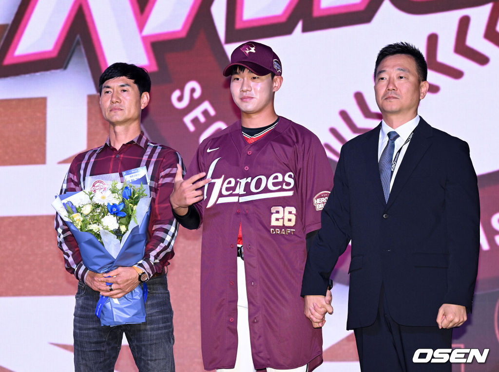 17일 오후 7일 오후 서울 롯데호텔 월드에서 ‘2026 KBO 신인 드래프트’가 열렸다. 이번 드래프트는 전면 드래프트 방식으로 총 11라운드에 걸쳐 진행된다. 대상자는 총 1261명으로, 고등학교 졸업 예정자 930명, 대학교 졸업 예정자 216명, 얼리 드래프트 신청자 51명, 해외 아마추어·프로 출신 선수 19명이다. 이 중 최대 110명이 KBO 10개 구단의 지명을 받게 된다. 키움에 지명된 전주고 박한결이 기념촬영을 하고 있다. 2025.09.17 /sunday@osen.co.kr