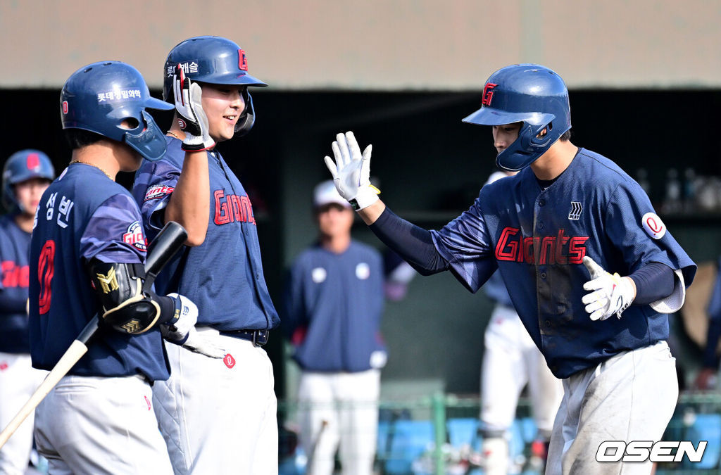 3일 일본 미야자키현 아야초 니시키바루 야구장에서 SSG 랜더스와 롯데 자이언츠의 연습경기가 열렸다.전날 두 팀의 경기는 우천으로 취소됐다. 이날 SSG는 베니지아노, 롯데는 나균안을 선발로 내세웠다.9회초 롯데 이서준이 투런포를 날리며 기뻐하고 있다. 2026.03.03 /jpnews@osen.co.kr