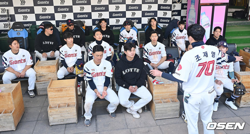 21일 부산 사직야구장에서 2026 신한 SOL KBO 리그 롯데 자이언츠와 한화 이글스의 시범경기가 열렸다. 홈팀 롯데는 로드리게스가, 방문팀 한화는 엄상백이 선발 출전했다.롯데 자이언츠 선수들이 경기를 마치고 더그아웃에 모여 미팅을 하고 있다. 2026.03.21 / foto0307@osen.co.kr