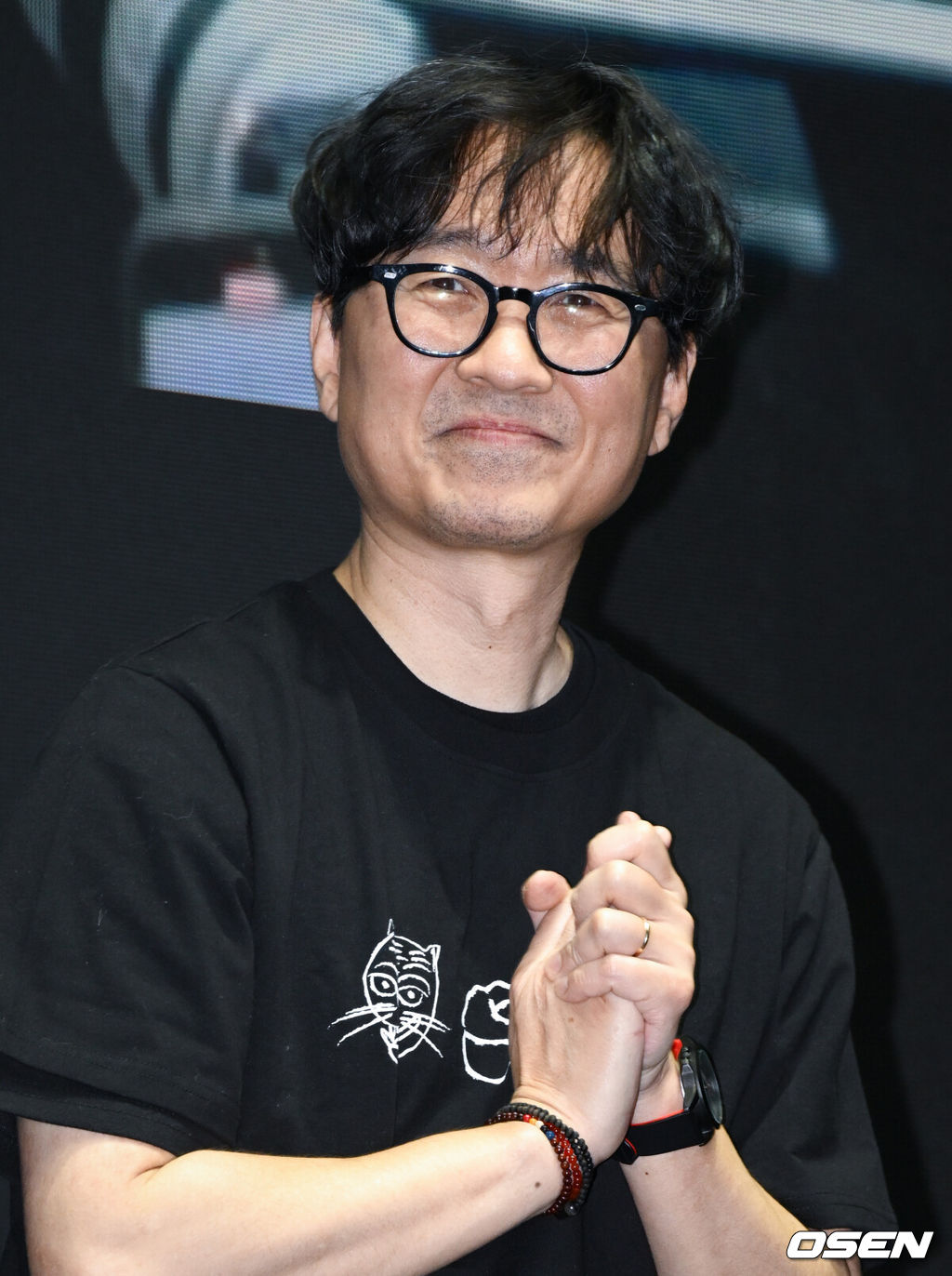 영화 ‘왕과 사는 남자(감독 장항준)’ 천만 관객 감사 무대인사가 17일 서울 메가박스 코엑스에서 열렸다.'왕과 사는 남자'의 누적 관객 수는 1360만 1732명이다. 국내 역대 박스오피스 공식 통계 기준 흥행 영화 톱10 중 7위인 '아바타'(1362만명)의 기록을 17일 중 넘어설 것으로 예상된다.장항준 감독이 관객과의 시간을 갖고 있다. 2026.03.17 /cej@osen.co.kr