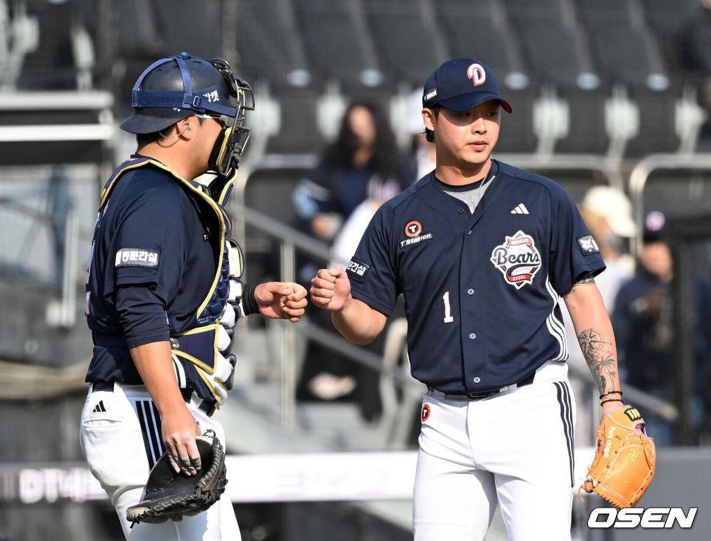 두산이 화끈한 장타쇼와 돌아온 에이스의 역투를 앞세워 마법사군단을 꺾었다.프로야구 두산 베어스는 23일 수원KT위즈파크에서 열린 2026 KBO리그 시범경기에서 KT 위즈를 12-7로 제압했다.두산은 시범경기 7승 1무 3패, 3연승 상승세가 끊긴 KT는 4승 2무 5패가 됐다.경기 종료 후 두산 김기연, 박치국이 승리의 기쁨을 나누고 있다. 2026.03.23 / sunday@osen.co.kr