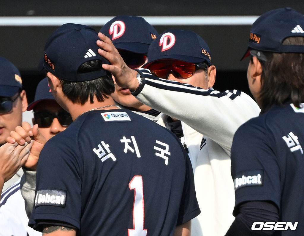 두산이 화끈한 장타쇼와 돌아온 에이스의 역투를 앞세워 마법사군단을 꺾었다.프로야구 두산 베어스는 23일 수원KT위즈파크에서 열린 2026 KBO리그 시범경기에서 KT 위즈를 12-7로 제압했다.두산은 시범경기 7승 1무 3패, 3연승 상승세가 끊긴 KT는 4승 2무 5패가 됐다.경기 종료 후 두산 김원형 감독이 박치국과 승리의 기쁨을 나누고 있다. 2026.03.23 / sunday@osen.co.kr