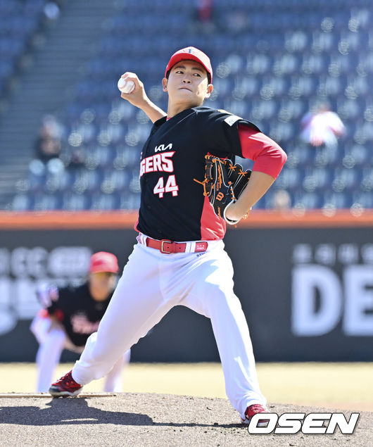 [OSEN=대전, 박준형 기자] 19일 오후 대전 한화생명볼파크에서 2026 신한 SOL KBO 리그 시범경기 한화 이글스와 KIA 타이거즈의 경기를 진행됐다.한화와 KIA는 시범경기에서 각각 2승 4패, 2승 1무 3패를 기록 중이다.1회말 KIA 선발투수 이태양이 역투하고 있다.   2026.03.19 / soul1014@osen.co.kr