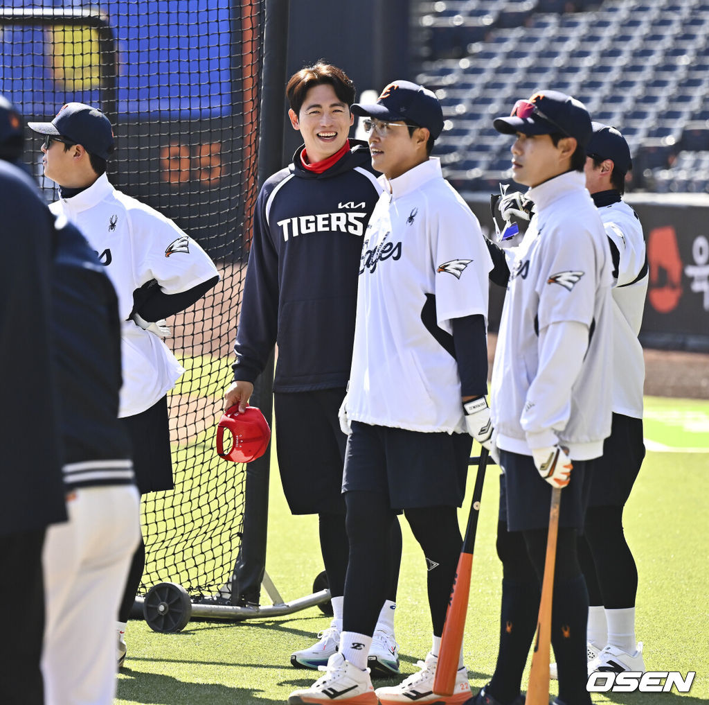 20일 오후 대전 한화생명볼파크에서 2026 신한 SOL KBO 리그 시범경기 한화 이글스와 KIA 타이거즈의 경기를 진행됐다.전날 한화는 4-5로 끌려가다 9회말 허인서의 동점 홈런과 김태연의 끝내기 홈런으로 7-5 역전승을 거두고 2연패를 끊었다.경기 앞두고 KIA 이태양이 한화 선수들과 즐거운 대화를 나누고 있다.    2026.03.20 / soul1014@osen.co.kr